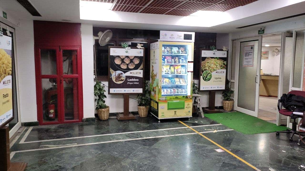 Orion 10 vending machine showcase