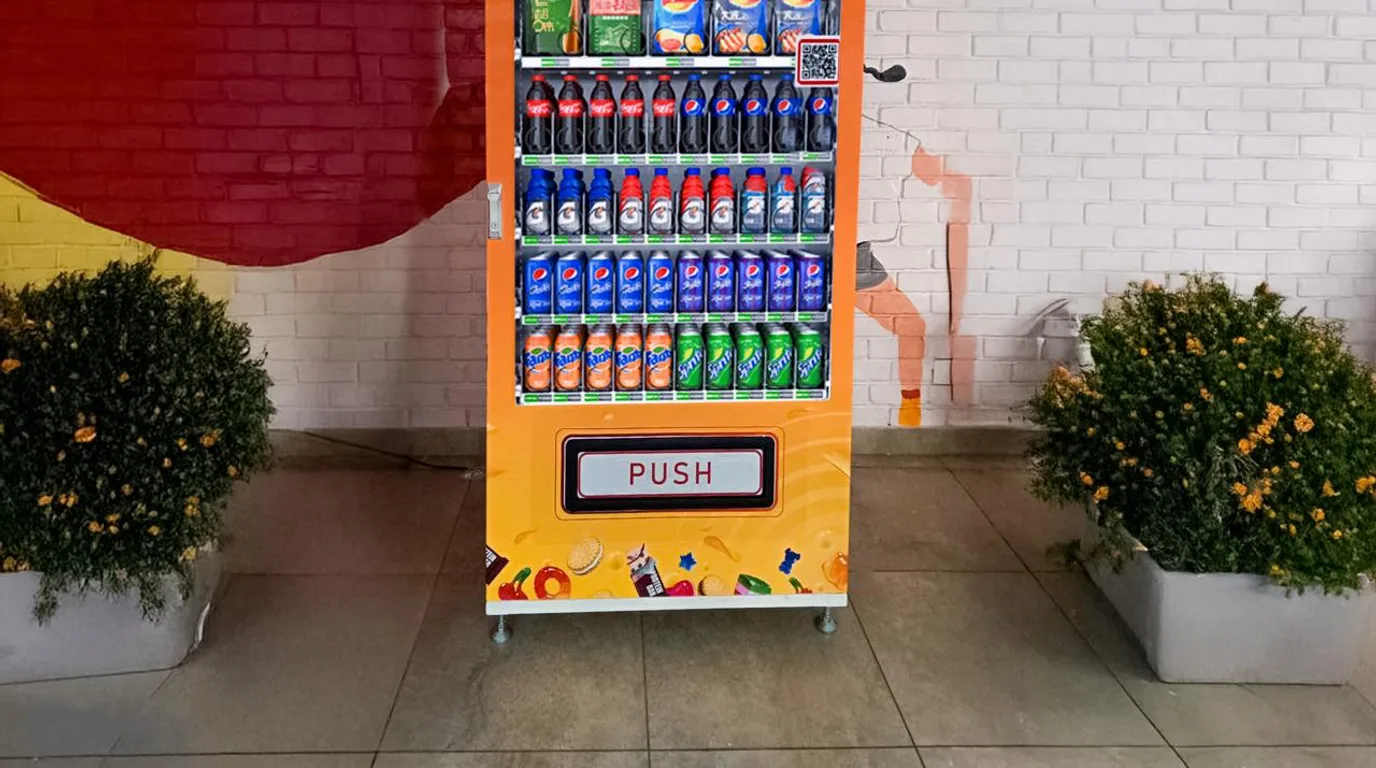 Commuter using UPI to pay touch-free at a modern vending machine in an Indian city