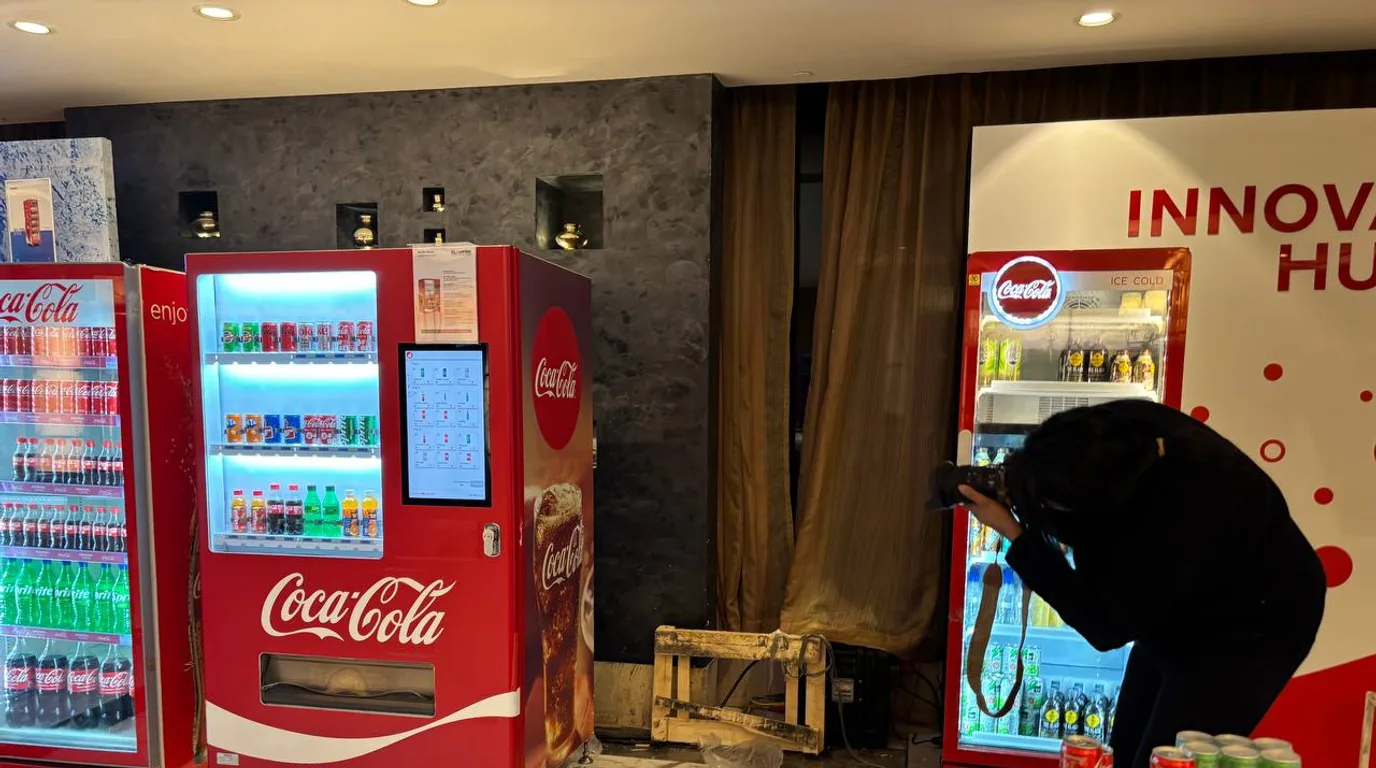Vending machine screen and phone showing a direct UPI bank credit