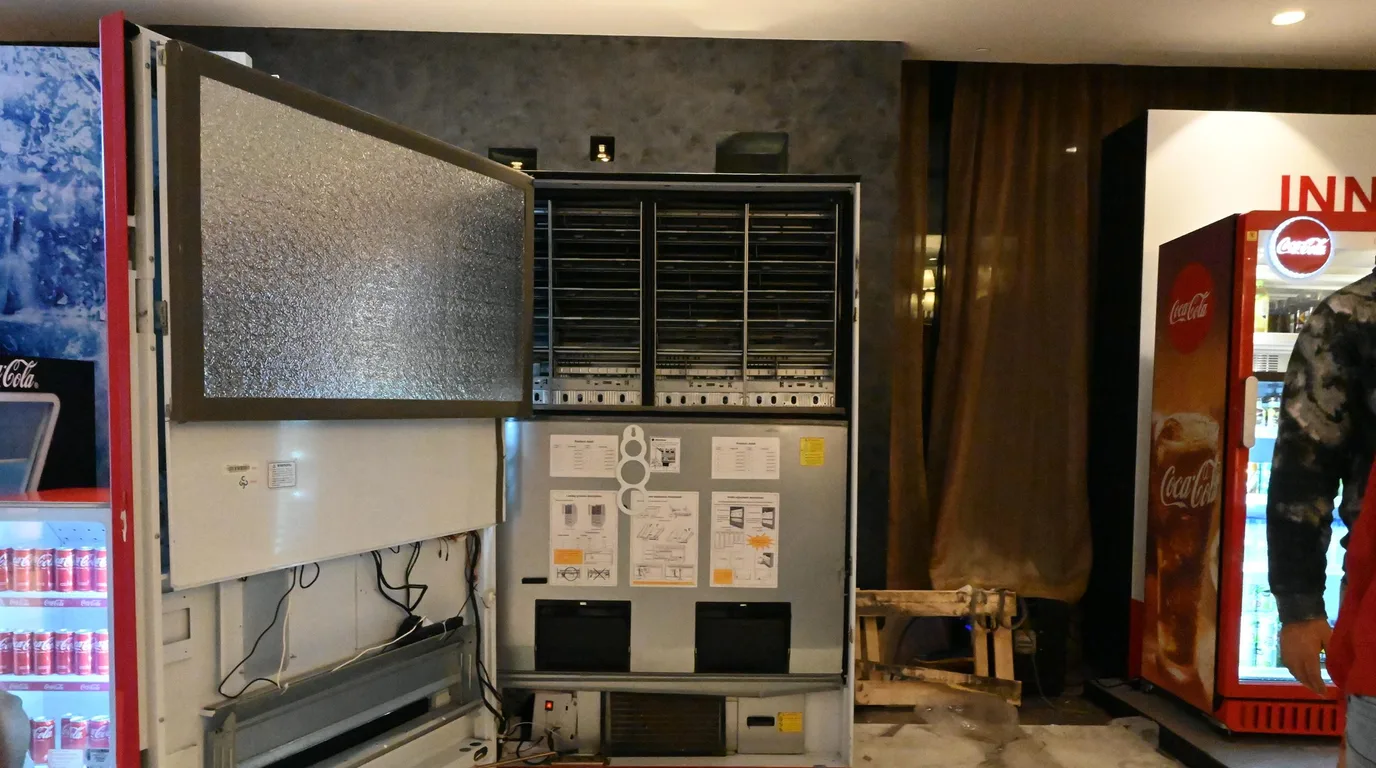Connected vending machine sending power-use data to a monitoring dashboard on a phone