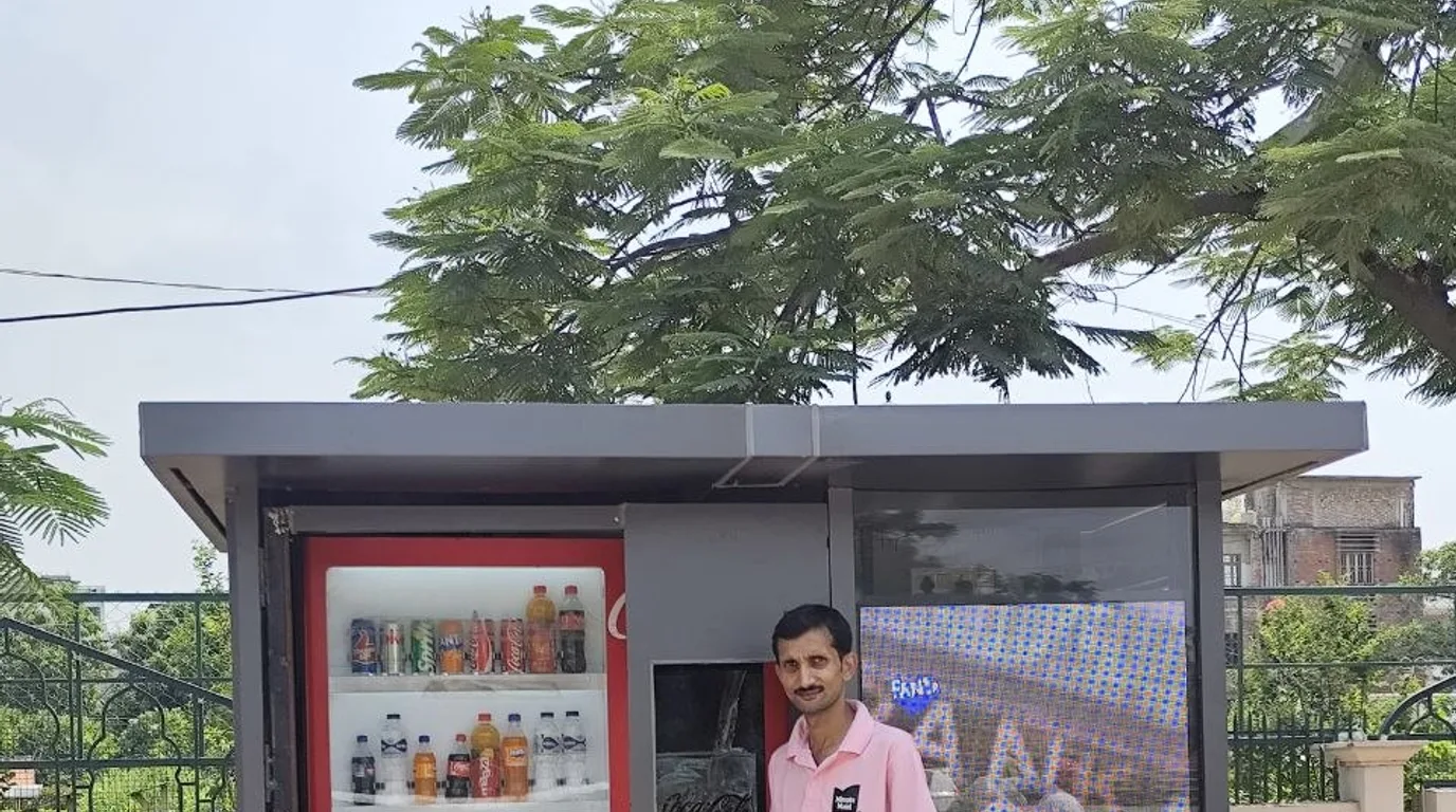 Operator reviewing an automated inventory dashboard linked to a connected vending machine.
