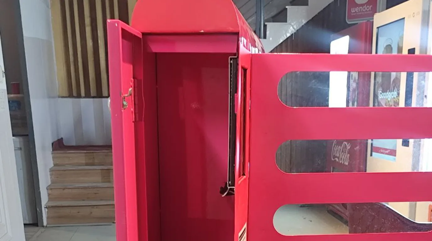 Vending machine display showing a startup reboot screen