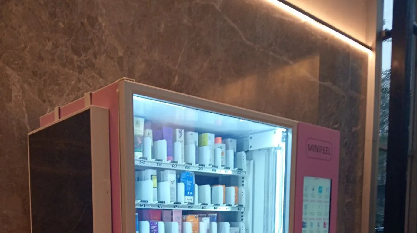 Person using the touchscreen of a connected naloxone vending machine
