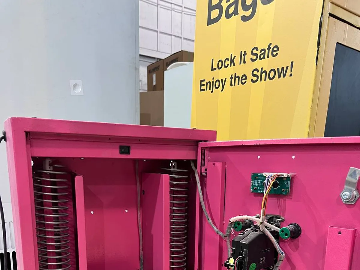 Compact sanitary napkin dispenser delivering a discreetly packaged pad