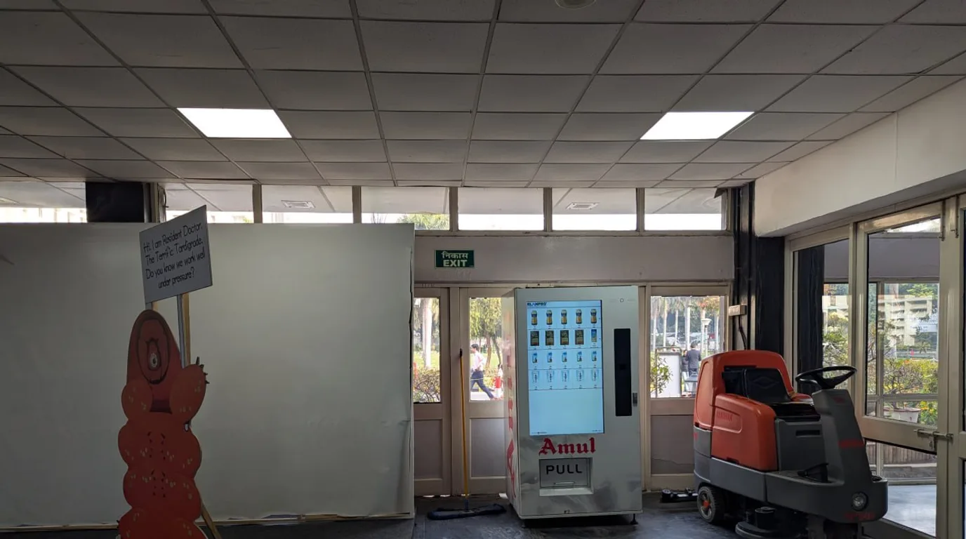 Modern vending machine with cashless payments beside a remote monitoring dashboard