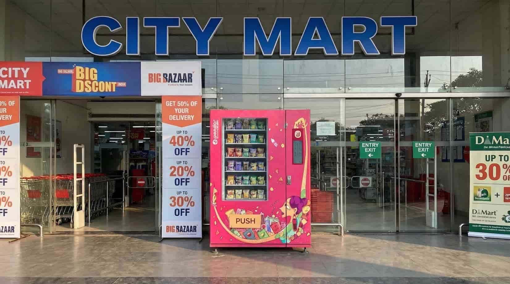 Retail storefront with vending integration